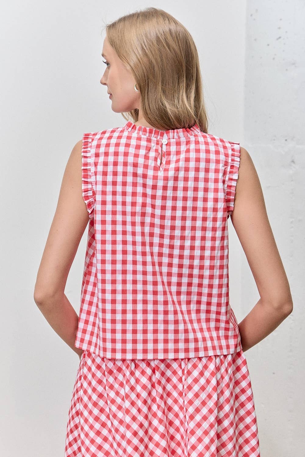 GINGHAM PRINT PINTUCK DETAIL TOP: RED/IVORY