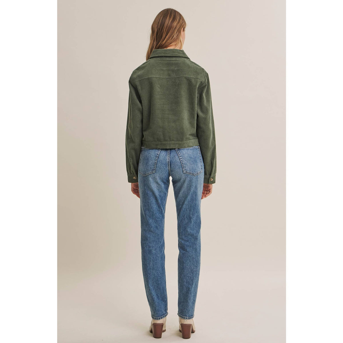 THE WEEKEND ESCAPE COTTON CORDUROY CROPPED JACKET: OLIVE