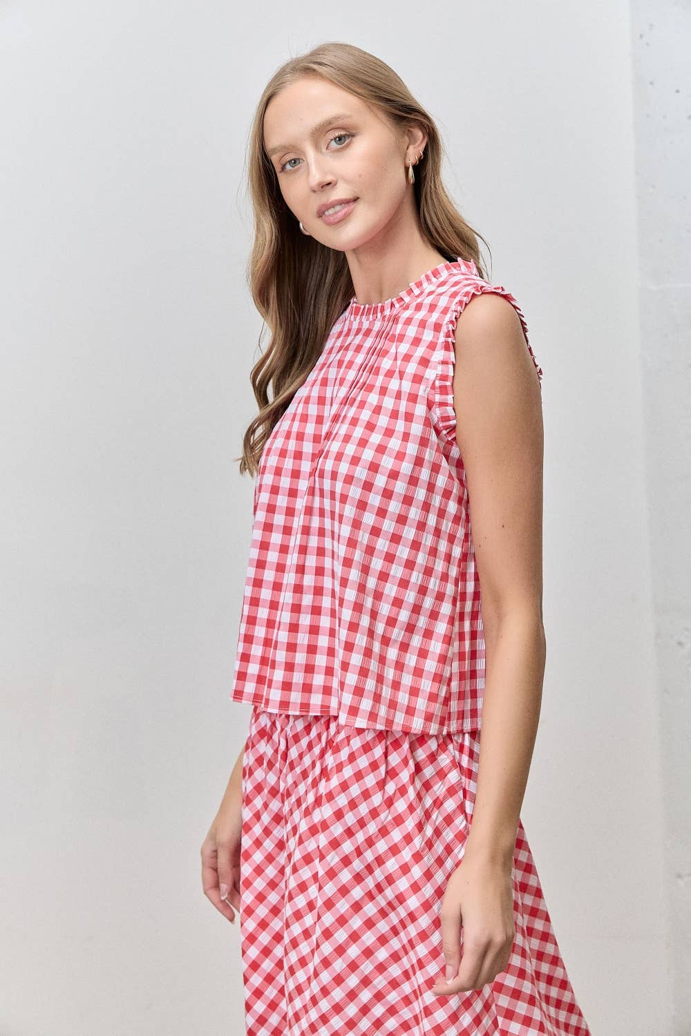 GINGHAM PRINT PINTUCK DETAIL TOP: RED/IVORY